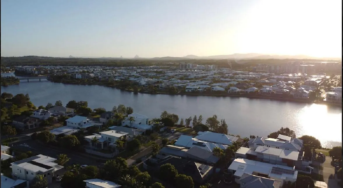 1 Bedroom Apartment - Back Of Private Residence With Private Access Kawana Waters
