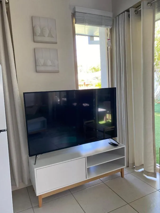 1 Bedroom Apartment - Back Of Private Residence With Private Access Kawana Waters
